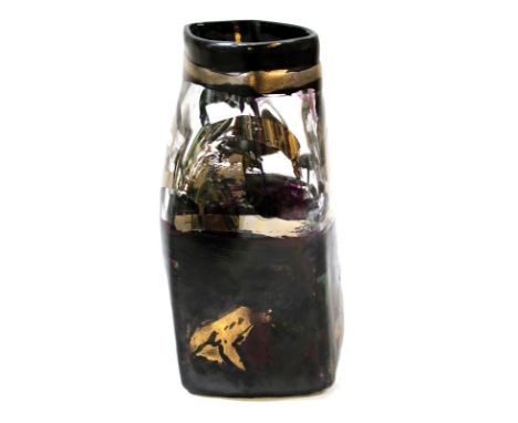 Eisch, Erwin: (1927 Frauenau-Zwiesel 1922). Ohne Titel (Vase), 1967 Frei geformtes Glas, emailliert. Höhe ca. 23 cm. - Untitl