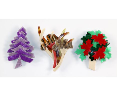 Bäume u. Blumen: in laminiertem Cellulose-Acetat. Tannenbaum, Ahornbaum u. Blumenbrosche. Sign. Lea Stein Paris. Ca. 7,5 - 9 