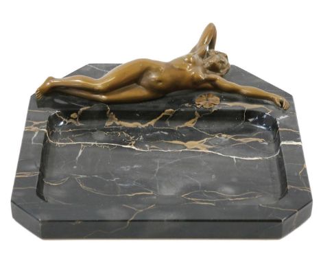 Schwarze Marmorschale: mit liegendem weibl. Akt u. Kleeblatt aus Bronze, Jugendstil. 23 x 24,5 x 6 cm. - Horizontaler geklebt