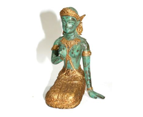 Zwei kniende Tempeltänzerinnen: Bronze, grün u. goldfarben bemalt, Thailand, neuzeitlich. H: 13 bzw. 18 cm. Jwls. in roter Sc