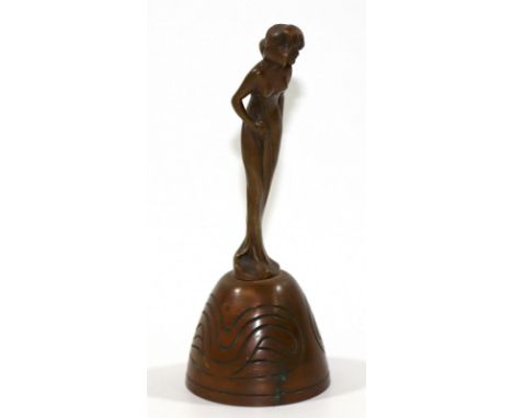 Tischglocke des Jugendstil.: Bronze um 1900. Junge Frau in gebeugter Haltung auf Glockenkuppa stehend. Umlaufender Jugendstil
