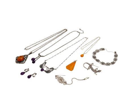   Schmuckkonvolut 9-teilig,   Silber, 79 g, Händlerkonvolut bestehend aus 2 Colliers 40/37-42 cm, 1 Armband 19 cm, 2 Broschen