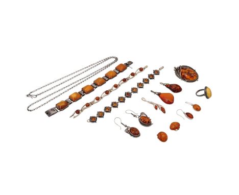   Schmuckkonvolut 12-teilig,   Silber, 143 g, Händlerkonvolut bestehend aus 1 Kette 80 cm, 3 Armbändern 18,5 cm, 1 Paar Ohrcl