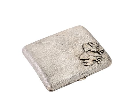   DEUTSCHLAND Zigarettenetui 'Studentica', 800 Silber, um 1900.   Leicht gebogenes rechteckiges Etui mit geriffeltem Dekor un