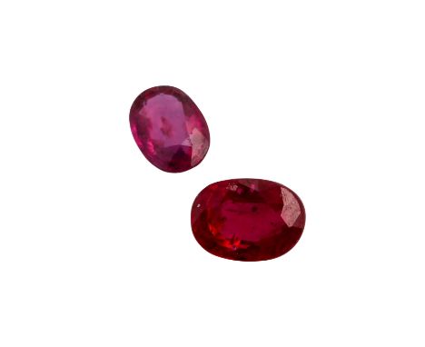  2 lose Rubine,   1x 0,50 ct, hell, Facettkanten berieben, 1x 0,96 ct mit kugelförmigen Negativkristallen bis zur Oberfläche