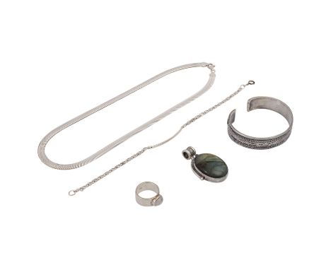   Schmuckkonvolut 5-teilig,   Silber, 93 g, Händlerkonvolut bestehend aus 1 Collier 47 cm, 1 Armband 22 cm, 1 Armreif, 1 Ring