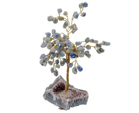   Bäumchen, 20./21. Jhd.   Amethystdruse mit einem Stämmchen und Zweigen aus goldfarbenem Drahtgeflecht und Sodalith-Trommels