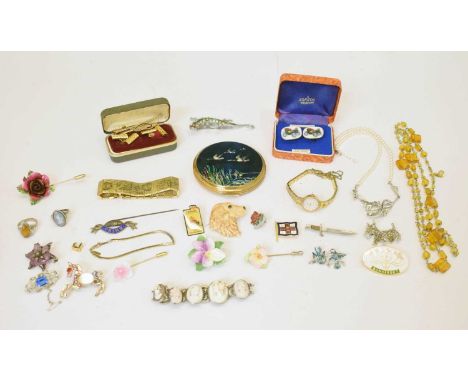 Quantity of vintage costume jewellery including a cameo brooch, lizard brooch, cufflinks, compact, badges, etc