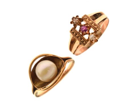 Victorian era ruby and split pearl unmarked yellow metal three-stone ring, size R approx, (a/f), and a modern single stone cu