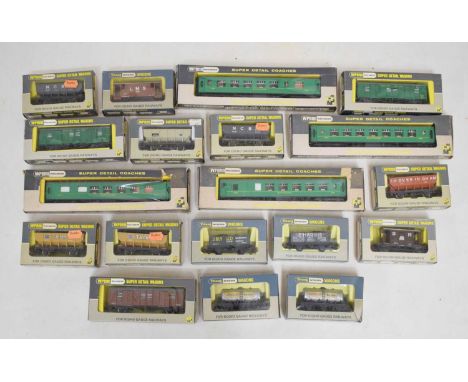Wrenn Railways - Quantity of boxed 00 gauge railway trainset wagons and carriages to include; four Southern 1st and 2nd class