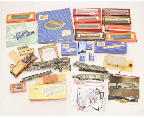 Mixed group of boxed 00 gauge coaches and trackside accessories to include; Hornby Dublo Engine Shed Kit, Turn Table, station