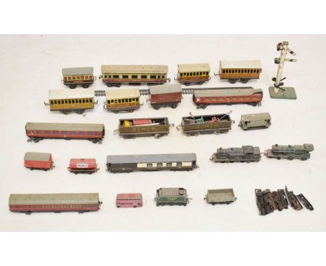 Assorted 'O' gauge railway trainset tinplate carriages by Hornby and Marx, together with a 00 gauge Hornby British Railway lo
