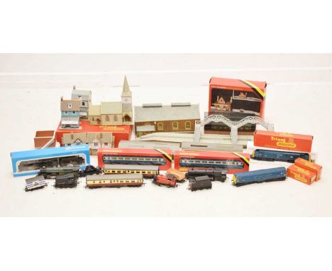 Quantity of boxed Triang Railways items to include; R.23 Operating Mail Coach Set', R.112 'Goods Truck', R16 'Brake Van', 'Pr