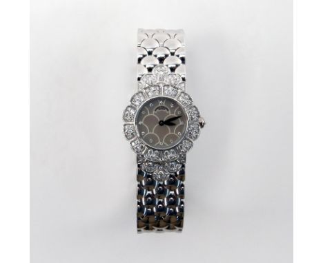 Lady's Circa 1999 Patek Philippe 18 Karat White Gold and Diamond Bracelet Watch 4872/1 with Mother of Pearl Dial and Quartz M