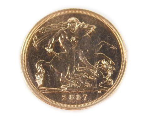 An Elizabeth II gold sovereign 2007, 8.0g.