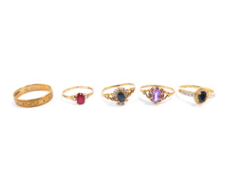 Four 9ct gold and gem set rings, sizes J - O, and a 9ct gold wedding band, size O, 6.4g.