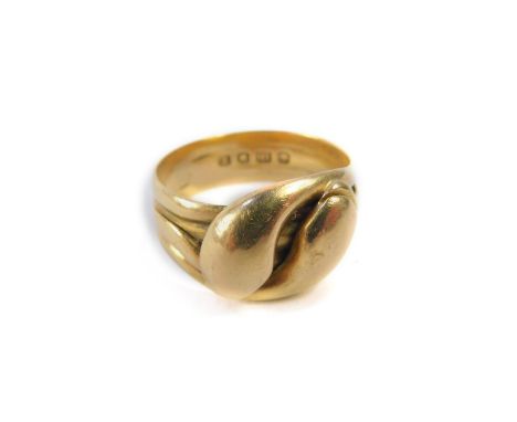 An 18ct gold band in a Yin Yang design, size P, 7.2g.