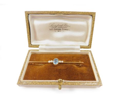 An Edwardian 15ct gold aquamarine and seed pearl bar brooch, 3.3g.