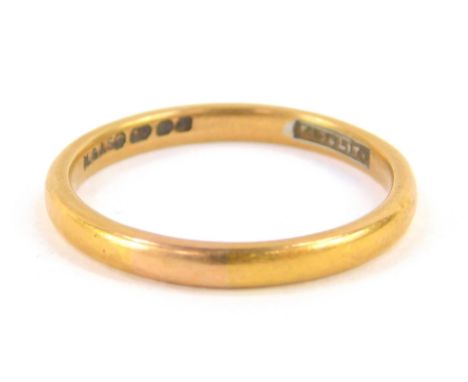 A 22ct gold wedding band, size S, 4.0g.