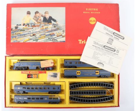 Tri-ang 00 gauge RS.14 Diesel Passenger train set, boxed set comprising double ended diesel engine, three passenger coaches a