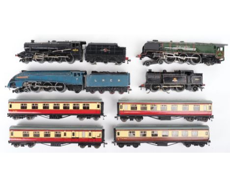 Hornby Dublo 3-rail locomotives and passenger coaches, EDL1 Sir Nigel Gresley locomotive and tender, 4-6-2 Duchess of Montros