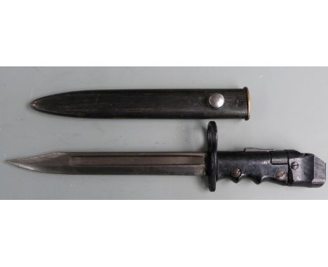 British No7 pattern knife bayonet with swivel pommel, 20cm 'bowie' style blade and scabbard