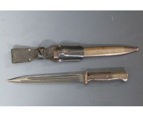 German 84/98 pattern bayonet with flashguard and grooved grips, 41ASW 8668 to ricasso and scabbard, 25cm fullered blade and f