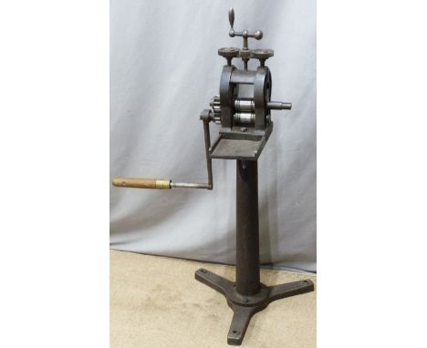 A vintage hand cranked iron milling machine, possibly for jewellery manufacturing, H121cm&nbsp;