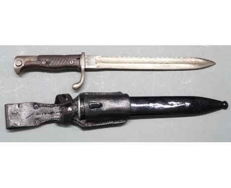 German 1898/05 pattern sawback bayonet, later type with trimmed muzzle ring and flashguard, 26232 to guard, shortened&nbsp;25