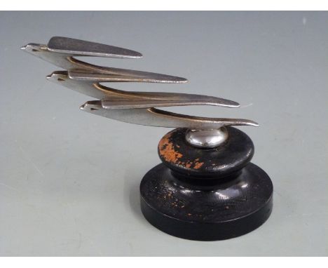 Art Deco Desmo vintage car mascot formed as three stylised birds flying in formation, on ebonised base, overall height 11cm