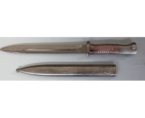 German 84/98 pattern bayonet with flashguard and grooved grips, c o f 43 0908 to ricasso, 25cm fullered blade and scabbard