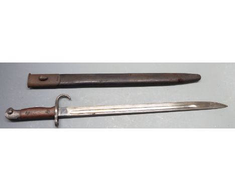 British 1907 pattern sword bayonet with hooked quillon and clean stamps to ricasso and pommel, 43cm fullered blade with scabb