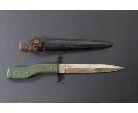 German WWI crankhandle trench knife bayonet by Demag of Duisberg stamped Gesetzlich Geschutzt with 15cm blade, scabbard and l