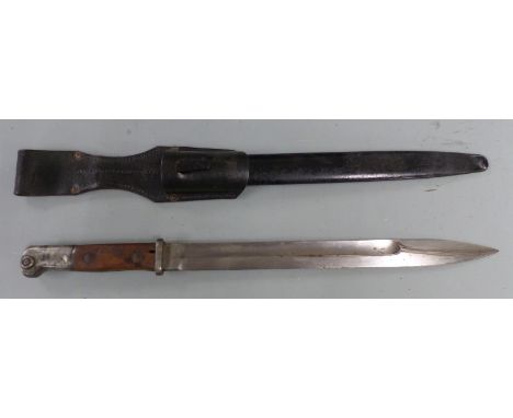 German S 1914 pattern bayonet marked Samson Werk to ricasso, with shaped wooden grips, 31cm fullered blade, scabbard and frog