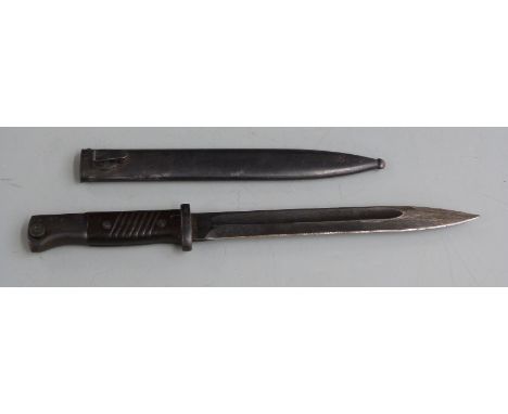 German 84/98 pattern bayonet with flashguard and grooved grip, 44 ASW 8599 to ricasso, 25cm fullered blade and scabbard