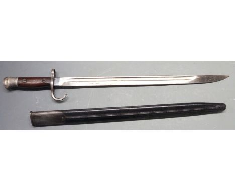 British 1907 pattern bayonet with hooked quillon, 43cm fullered blade and leather scabbard&nbsp;