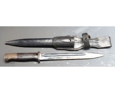 German 84/98 pattern bayonet with flashguard and grooved grips, Durkopp 8384 to ricasso and matching numbers to scabbard, 25c