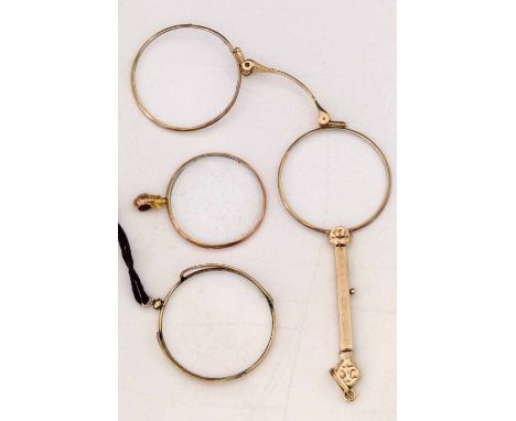 Unmarked yellow metal lorgnette with engraved decoration and a release button on the shaft, length 10cm; 9ct gold framed mono