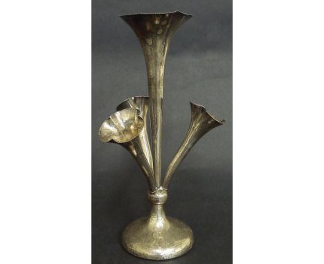 Edwardian silver epergne, fitted with a tall central trumpet and three further trumpets, maker Joseph Gloster Limited, Birmin