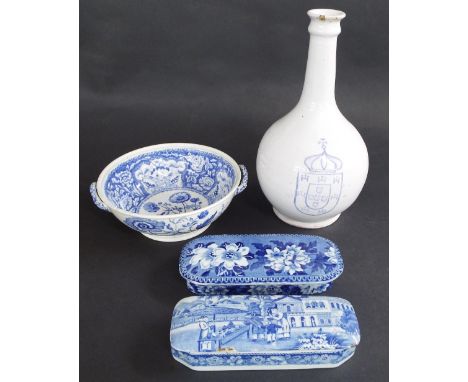 19th century English pearlware blue and white trinket dish, the lid decorated with an exterior garden with Chinese figures in