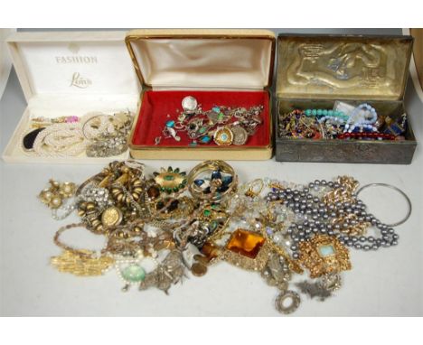 A mixed lot of costume jewellery to include tiger's eye style bracelets, faux pearl choker, white metal bangles etc