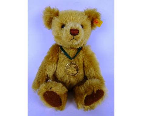 Steiff gold plush Teddy Bear made for Danbury Mint 2001 with medallion, H30cm   Condition Report   Click here for further ima