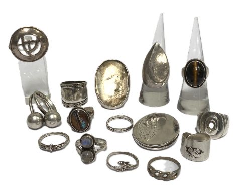 Fourteen assorted silver and white metal rings, including a Continental silver souvenir ring, with inset print of RMS Aquitan