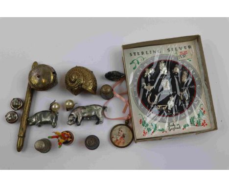 Snuff box in the form of a shell, miniature pig and swan ornaments, cloisonne thimble, salt cellar in the form of a basket et