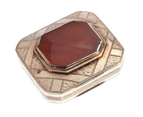 ENGRAVED SILVER SNUFF BOX WITH A HINGED LID MOUNTED WITH AN AGATE CENTRE STONE AND GILT INTERIORBIRMINGHAM 1804MAKER: SAMULE 