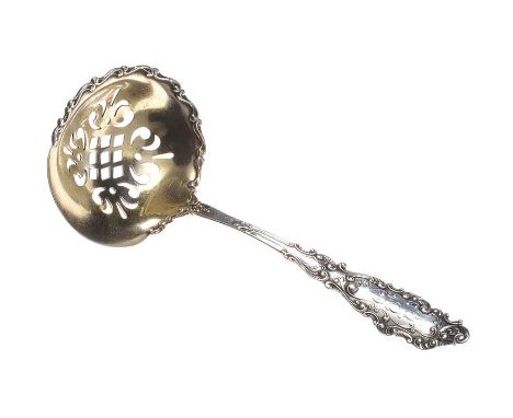AN AMERICAN STERLING SILVER SIFTING LADLE WITH EMBOSSED HANDLED & SILVER GILT BOWL.  LENGTH: 5 INCHES.GOOD CONDITION.