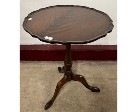 A Regency style mahogany tripod lamp table 