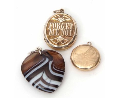 Vintage back and front locket engraved and chased with the words "Forget-me-not", a banded agate heart pendant, together with