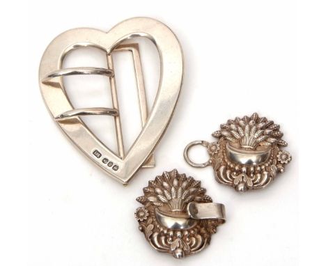 Mixed Lot: large Victorian silver buckle, heart shaped 8 x 6cm, Birmingham 1896, maker's/sponsor's mark L.L.E. together with 