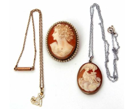 Mixed Lot: vintage oval shell cameo depicting a classical lady, the frame decorated with a surround of seed pearls, together 